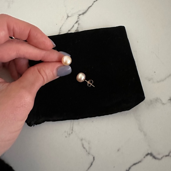 Beautiful Rose Pearl Stud Earrings - Picture 3 of 3